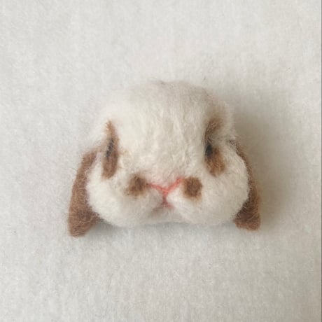 お顔ブローチ11