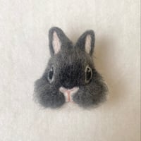 お顔ブローチ01