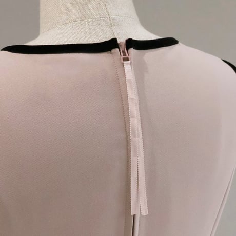 ベルベット使い ブローチ付き パネルラインワンピース【JM2443BF】