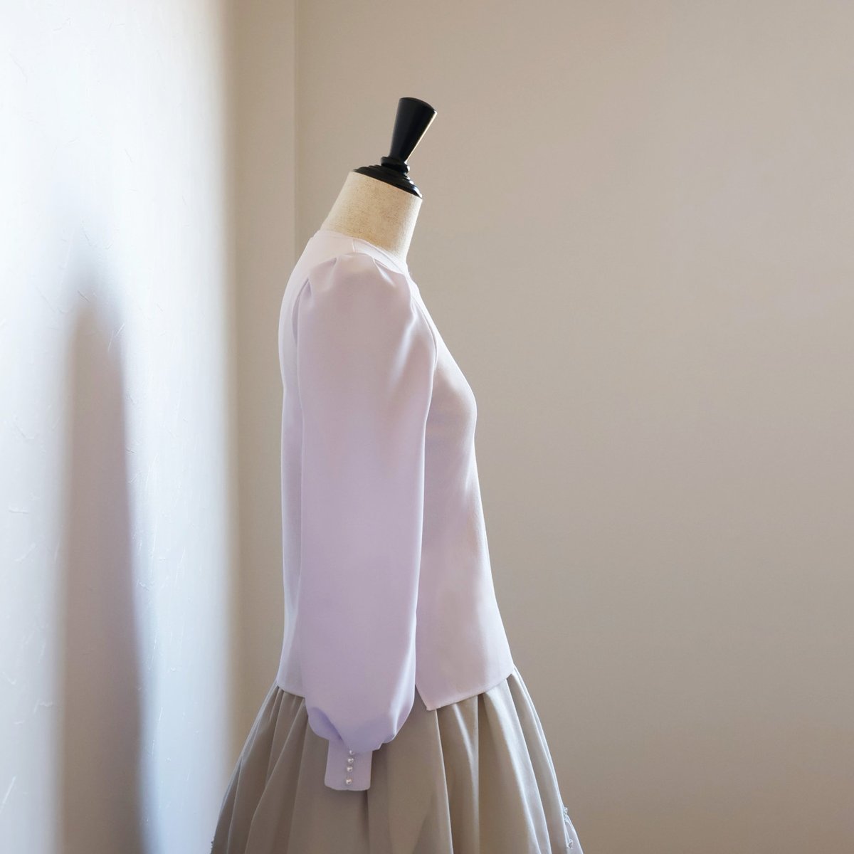 未使用級 ジョリーミニョン 袖口パール付き 異素材パフスリーブプルオーバー 36 未使用級 ジョリーミニョン 袖口パール付き 異素材パフスリーブ