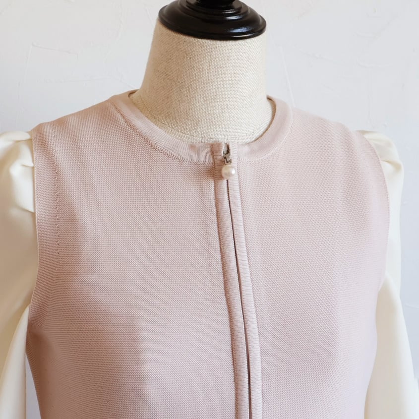 【完売品】ジョリーミニョン　オープンファスナーペプラムジレ　BK36 現行品/新品】ジョリーミニョン オープンファスナーペプラムジレ