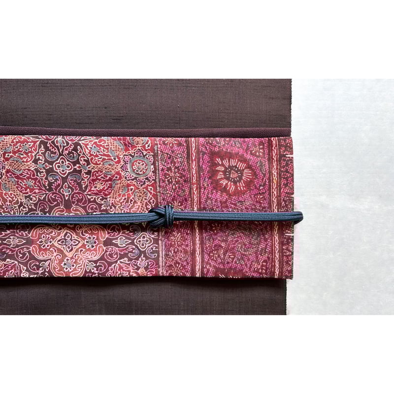 スマトラ島ジャンビ地域で70〜80年前刺繍された古布の額装。 スマトラ島ジャンビ地域で70〜80年前刺繍された古布の額装。