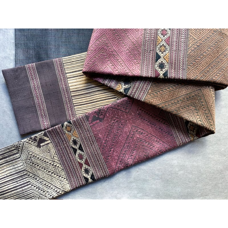 ★ラオスの刺繍布　70～80年前の古布　11　浮き織り　絣　アンティーク ☆ラオスの刺繍布 70～80年前の古布 11 浮き織り 絣 アンティーク