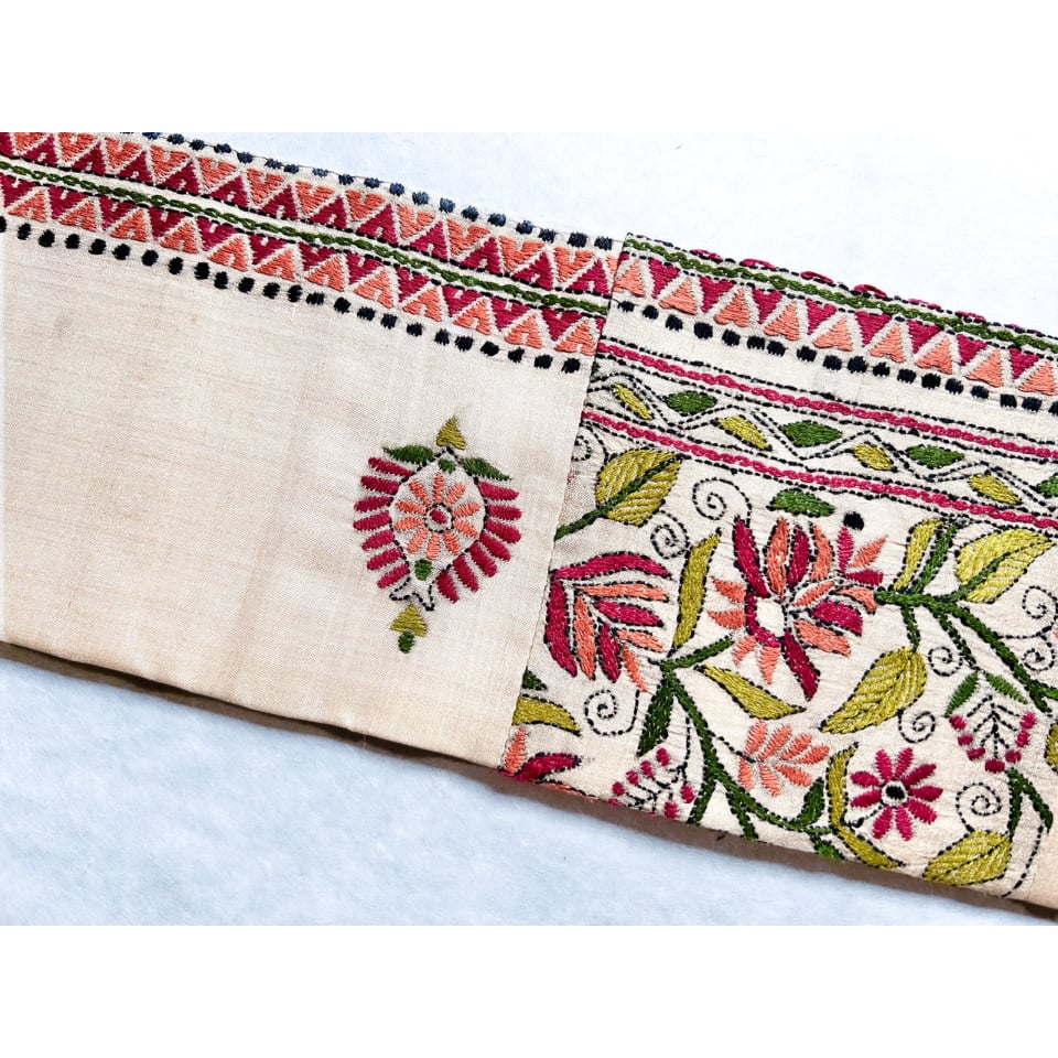 カンタ刺繍 九寸名古屋帯 花唐草と浮かぶ花(仕立て上り カンタ刺繍 九寸名古屋帯 花唐草と浮かぶ花(仕立て上り