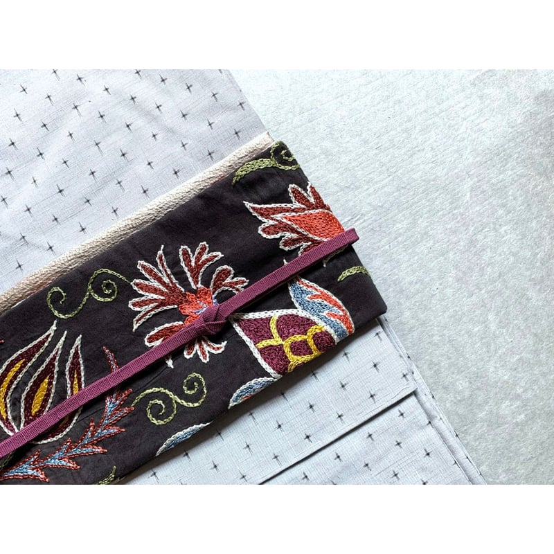 スザニ刺繍 九寸名古屋帯 黒B(仕立て上り) | 古布と帯 夫々 スザニ刺繍 九寸名古屋帯 黒B(仕立て上り) | 古布と帯 夫々