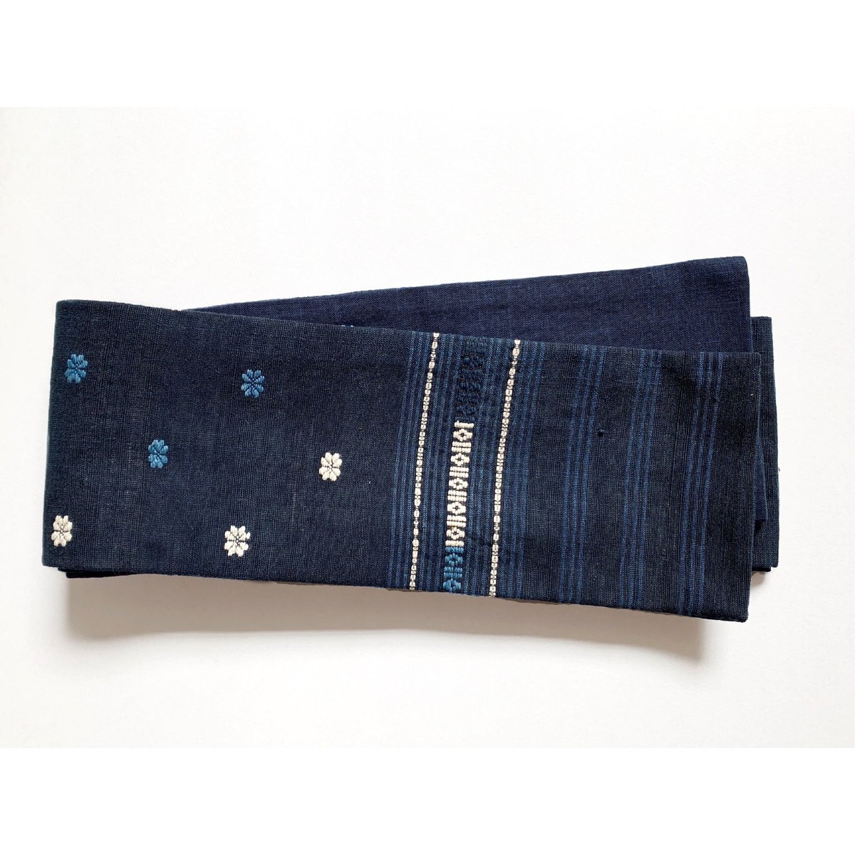 ラオス浮き織り 藍染 半幅帯 花と菱形 | 古布と帯 夫々 -sorezore-
