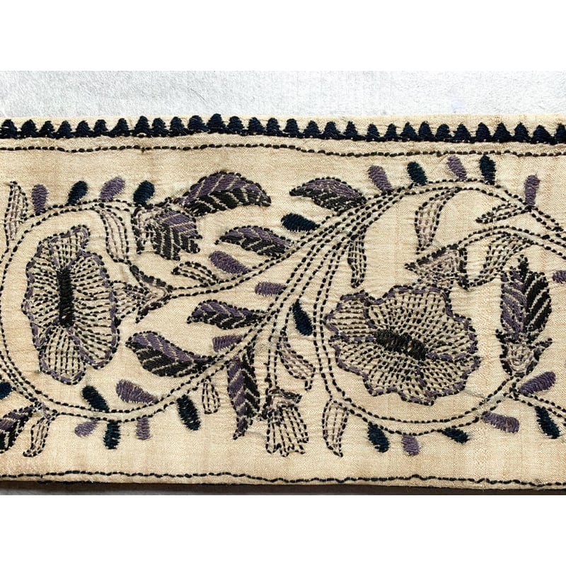 カンタ刺繍九寸名古屋帯 黒と薄鼠の花唐草（仕立て上り） | 古布