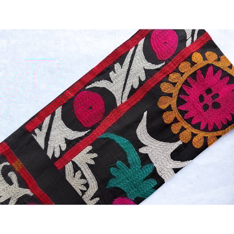 8番　中国　清代　古代刺繍　タペストリー　赤　相良刺繍　宝尽し　中国骨董　大作 日本最古の刺繡を再現した衣 京都の作家が奈良・中宮寺に奉納：朝日新聞