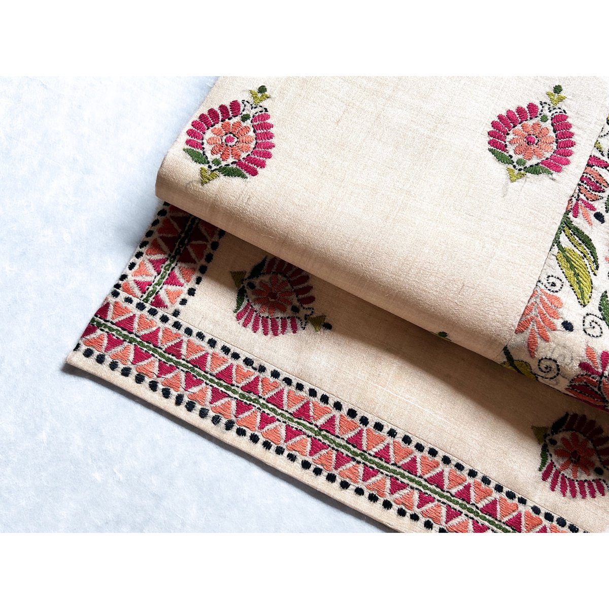 カンタ刺繍 九寸名古屋帯 花唐草と浮かぶ花(仕立て上り カンタ刺繍 九寸名古屋帯 花唐草と浮かぶ花(仕立て上り