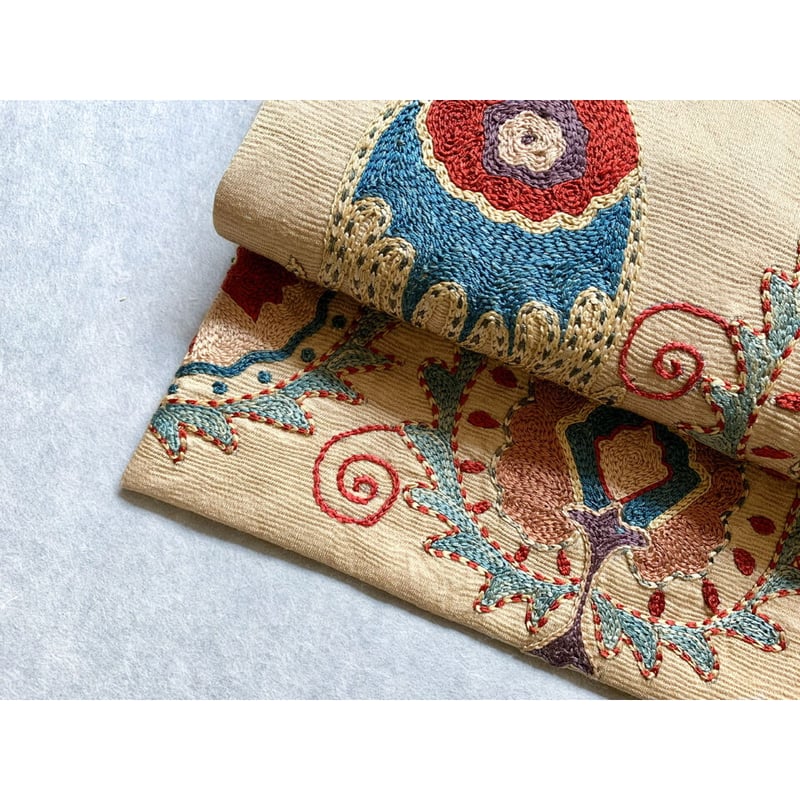 スザニ刺繍 九寸名古屋帯 鳥の子色A（仕立て上り） | 古布と帯