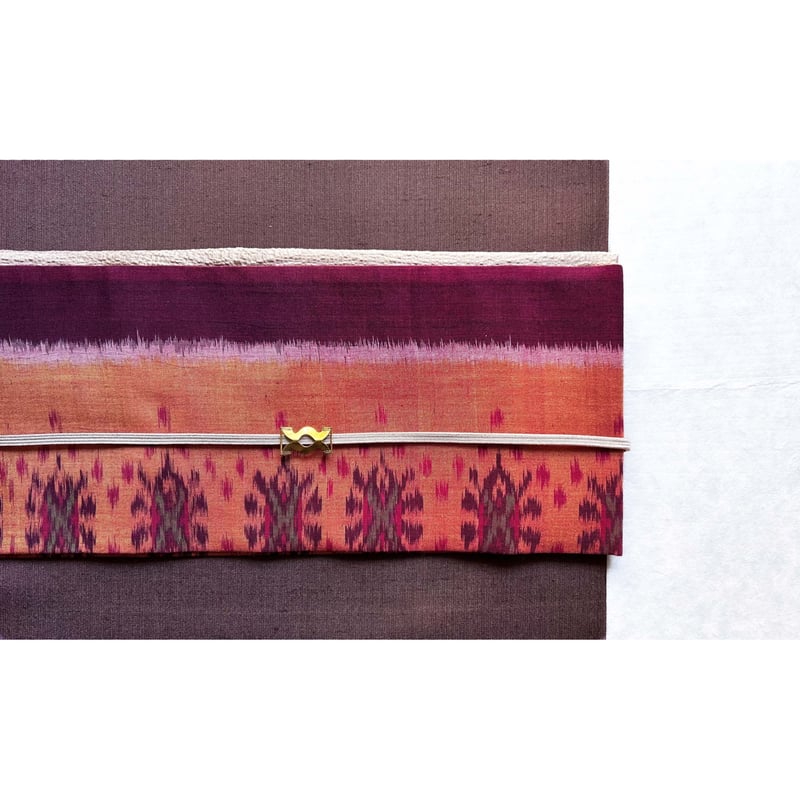 名古屋帯　グラデーションの帯締め柄 赤紫色 刺繍 バリ島絣 九寸名古屋帯 纁（そひ）色（仕立て上り） | 古布と帯 夫々