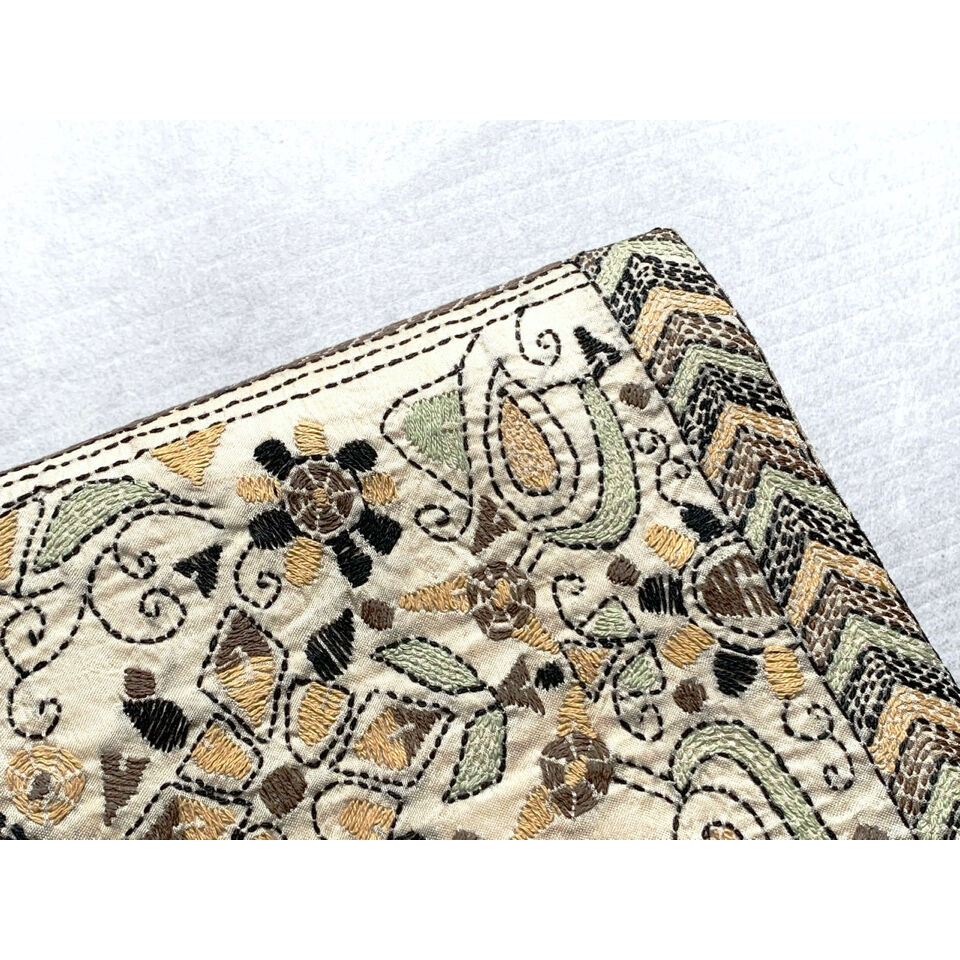 重厚な刺繍が施された古いサリー クルタで手作りされた伝統的な