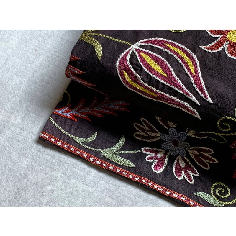 スザニ刺繍 九寸名古屋帯 黒A（仕立て上り） | 古布と帯 夫々 -sorezore-