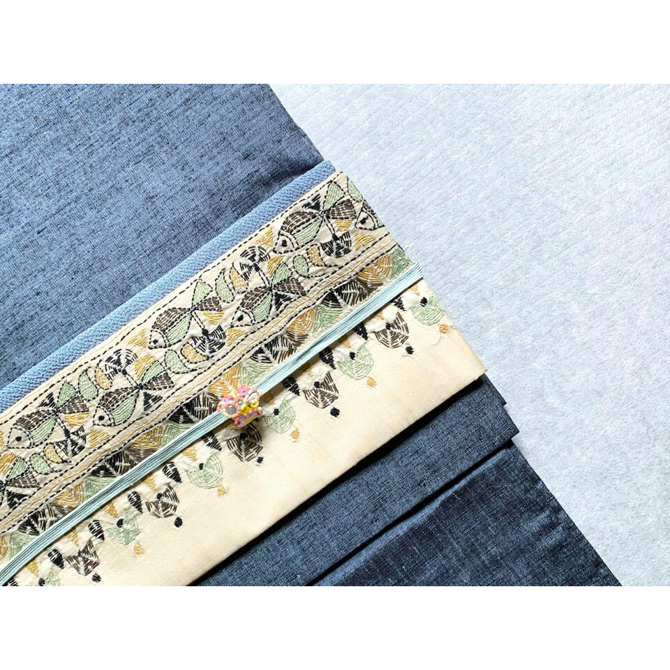 重厚な刺繍が施された古いサリー クルタで手作りされた伝統的 重厚な刺繍が施された古いサリー クルタで手作りされた伝統的