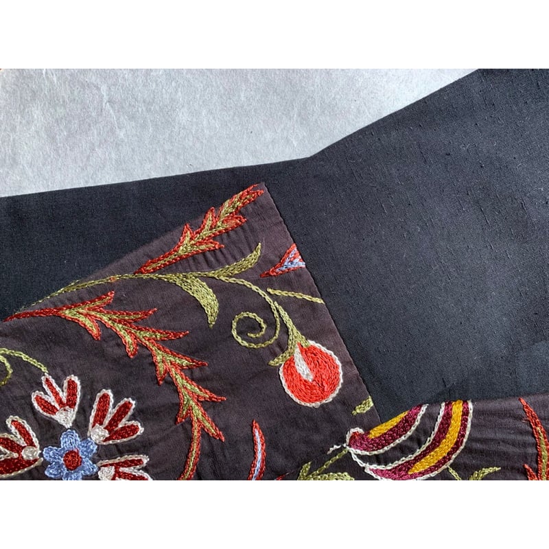 スザニ刺繍 九寸名古屋帯 黒B(仕立て上り) | 古布と帯 夫々 スザニ刺繍 九寸名古屋帯 黒B(仕立て上り) | 古布と帯 夫々