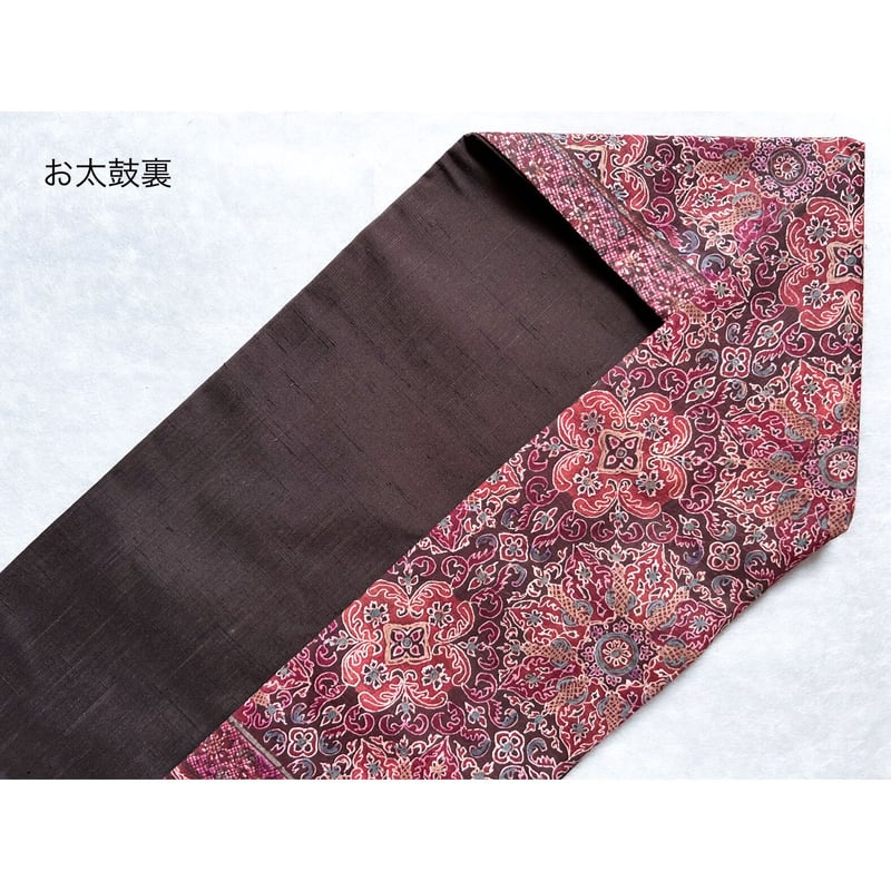 スマトラ島ジャンビ地域で70〜80年前刺繍された古布の額装。 スマトラ島ジャンビ地域で70〜80年前刺繍された古布の額装。