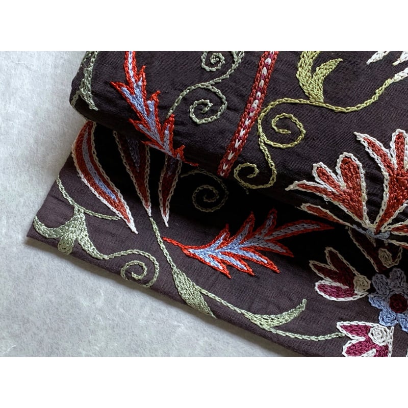 スザニ刺繍 九寸名古屋帯 黒C(仕立て上り) | 古布と帯 夫々 スザニ刺繍 九寸名古屋帯 黒C(仕立て上り) | 古布と帯 夫々