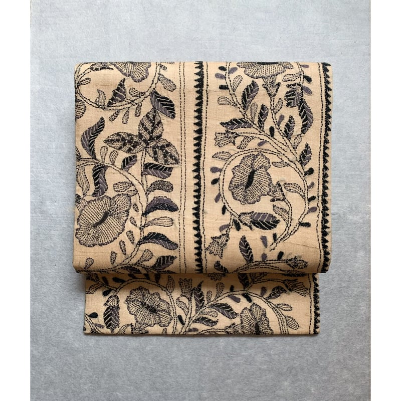 カンタ刺繍九寸名古屋帯 黒と薄鼠の花唐草（仕立て上り） | 古布と帯