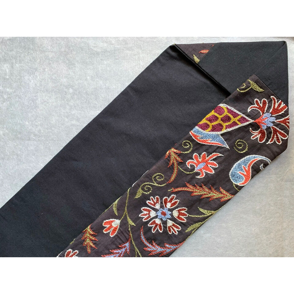 スザニ刺繍 九寸名古屋帯 黒C(仕立て上り) | 古布と帯 夫々 スザニ刺繍 九寸名古屋帯 黒C(仕立て上り) | 古布と帯 夫々