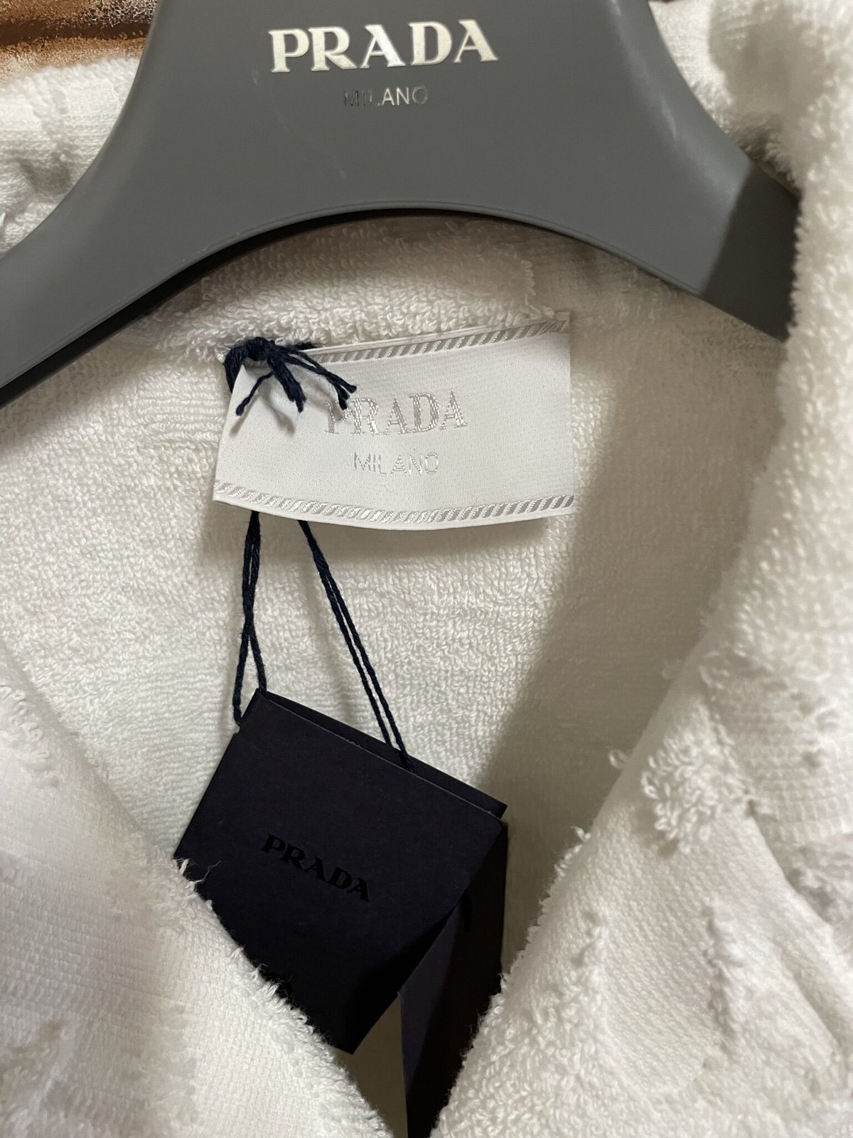新品タグ付き☆PRADAプラダ フラワーモチーフ シャツ 半袖シャツ 新品タグ付き☆PRADAプラダ フラワーモチーフ シャツ 半袖シャツ