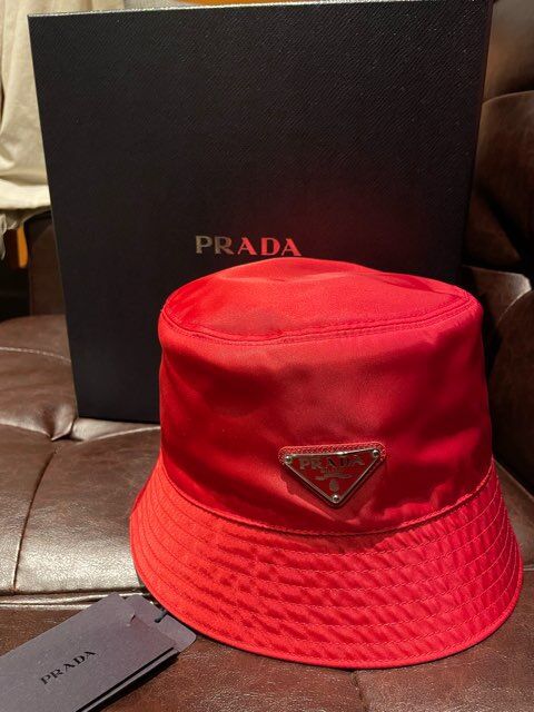 新品タグ付き PRADA プラダ ナイロン ブランドロゴ バケットハット ボブハット 三角プレート レッド