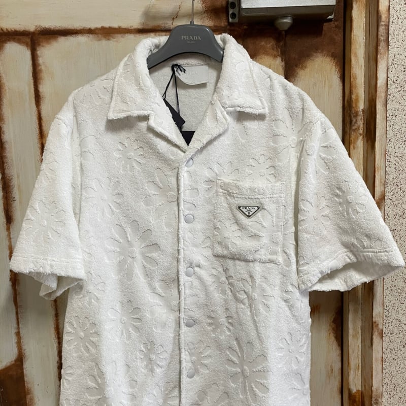 新品タグ付き☆PRADAプラダ フラワーモチーフ シャツ 半袖シャツ 新品タグ付き☆PRADAプラダ フラワーモチーフ シャツ 半袖シャツ