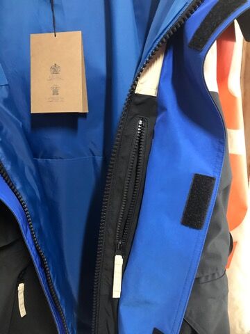 新品タグ付き☆BURBERRY バーバリー 袖ロゴプリント カラー 新品タグ付き☆BURBERRY バーバリー 袖ロゴプリント カラー