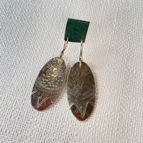 トゥアレグシルバーピアス 槌目 柄入り