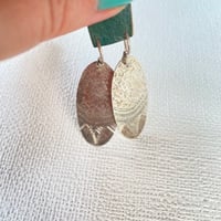 トゥアレグシルバーピアス 槌目 柄入り