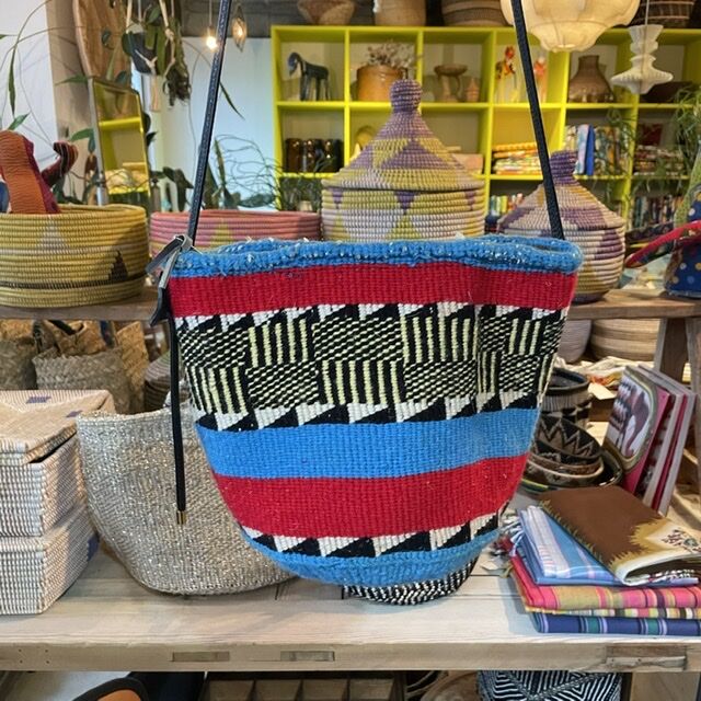 ラオス製 ハンドメイド 青系 幾何学模様 バッグ ラオス製 ハンドメイド 青系 幾何学模様 バッグ