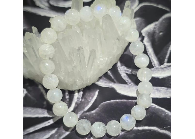 幸福の石・愛を伝える神秘の石』心を癒す、希少COLORミルキームーン