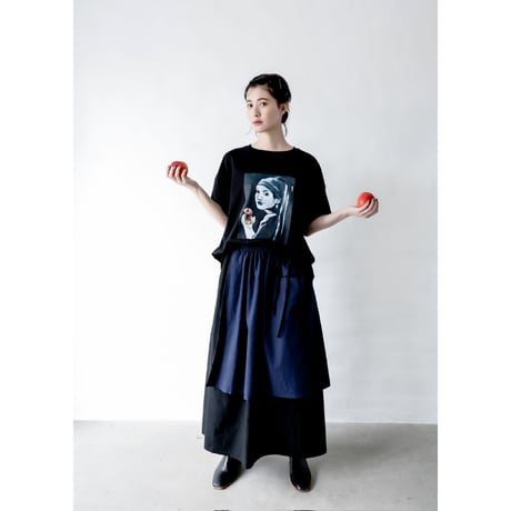 【michirico】 Girl nibbling apple T（ブラック/bigF）