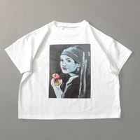 【michirico】 Girl nibbling apple T（ホワイト/bigF）