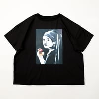 【michirico】 Girl nibbling apple T（ブラック/bigF）