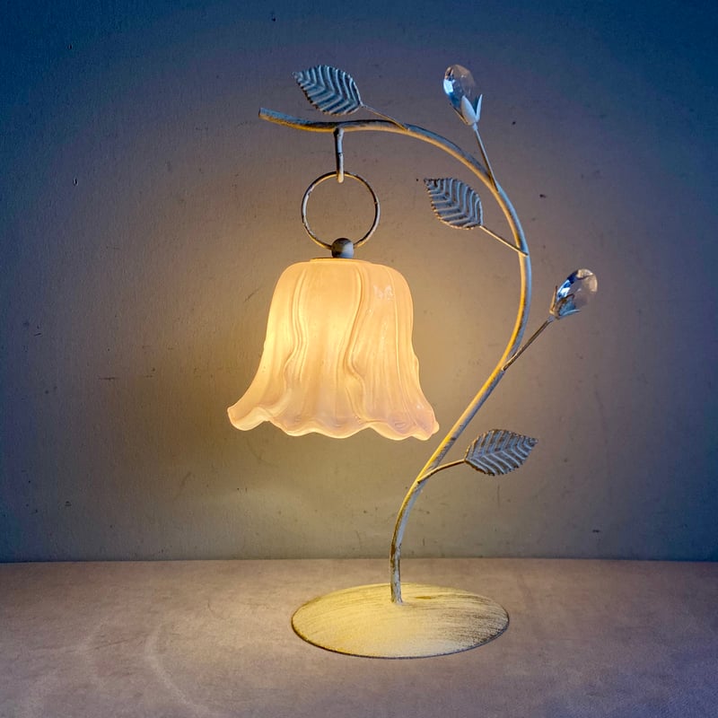 オシャレなスタンドライト上にチューリップ オシャレなスタンドライト上にチューリップ オシャレなスタンドライト