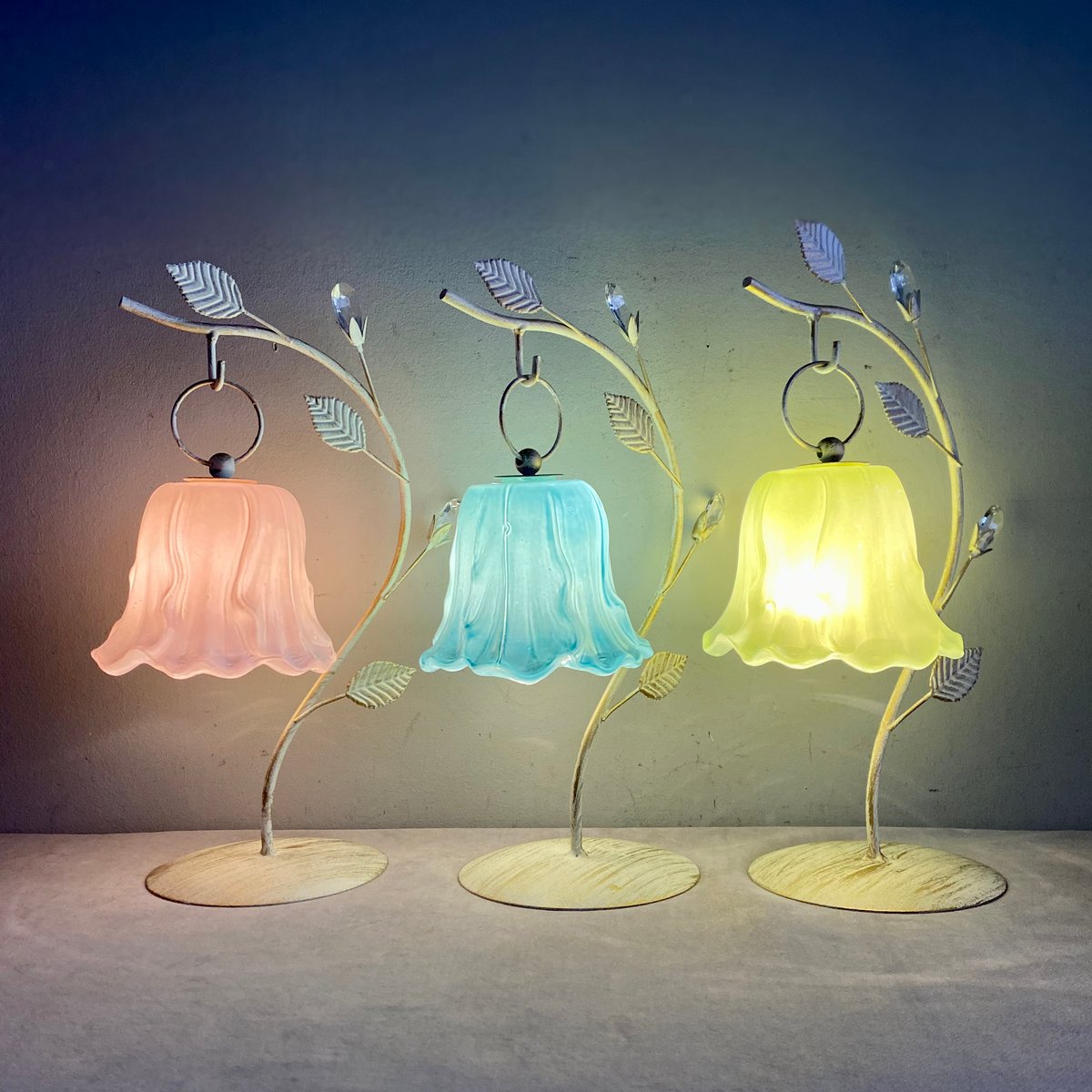 オシャレなスタンドライト上にチューリップ チューリップランプ ステンドグラス ステンドグラスランプ