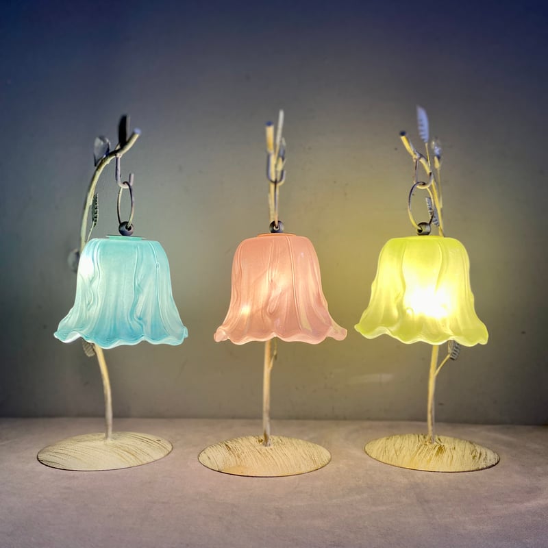 オシャレなスタンドライト上にチューリップ オシャレなスタンドライト上にチューリップ オシャレなスタンド