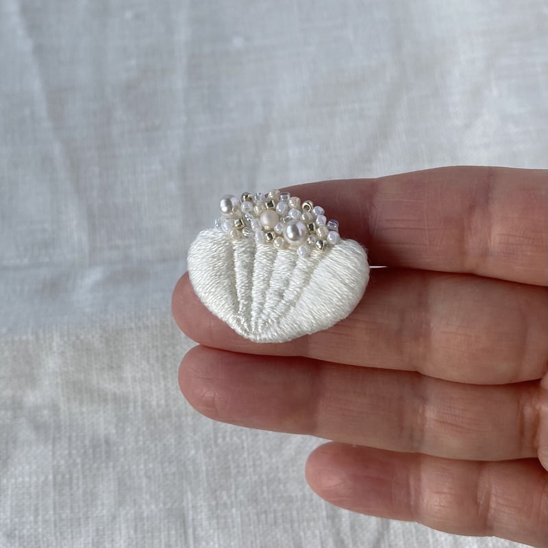 白珊瑚　ブローチ　花と鈴 SOEjinger+】白い花つぼみ ブローチ | Kukka