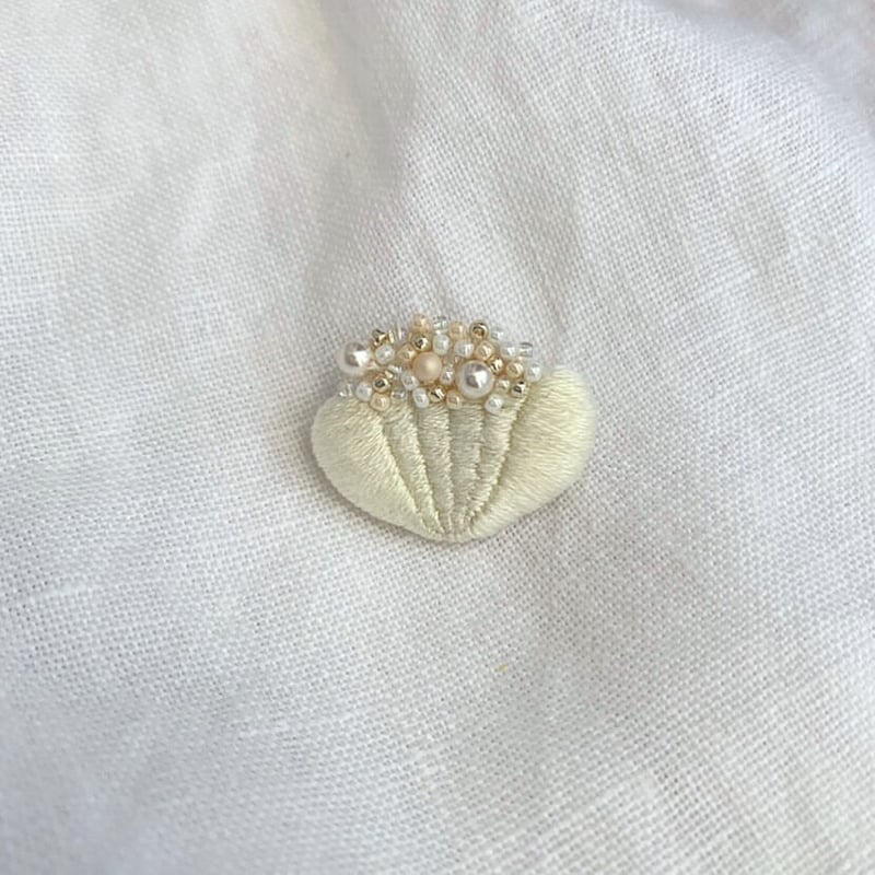 SOEjinger+】白い花つぼみ ブローチ | Kukka