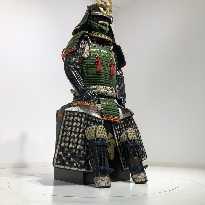 美品！【現代甲冑 等身大】（未使用品）黒胴当世素掛萌黄茶白茶糸威本小札具足 一式 現代甲冑 等身大】（展示品の為未使用品）黒胴当世素掛紺白茶糸