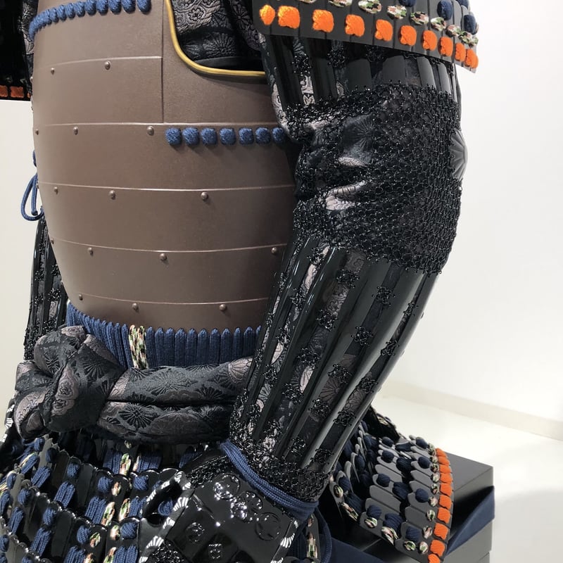 甲冑工房丸武製　紺糸威鉄錆笠鋲二枚胴具足　等身大 O-041】濃紺糸威鋲綴二枚胴具足 | 甲冑工房丸武