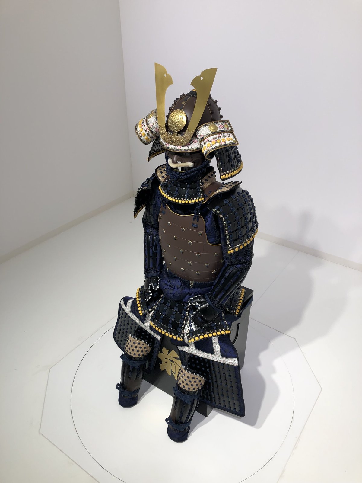 黒糸威鉄鋲二枚胴　等身大 鎧兜甲冑等身大】黒糸威 当世小札 二枚胴具足 | 甲冑工房 武寿