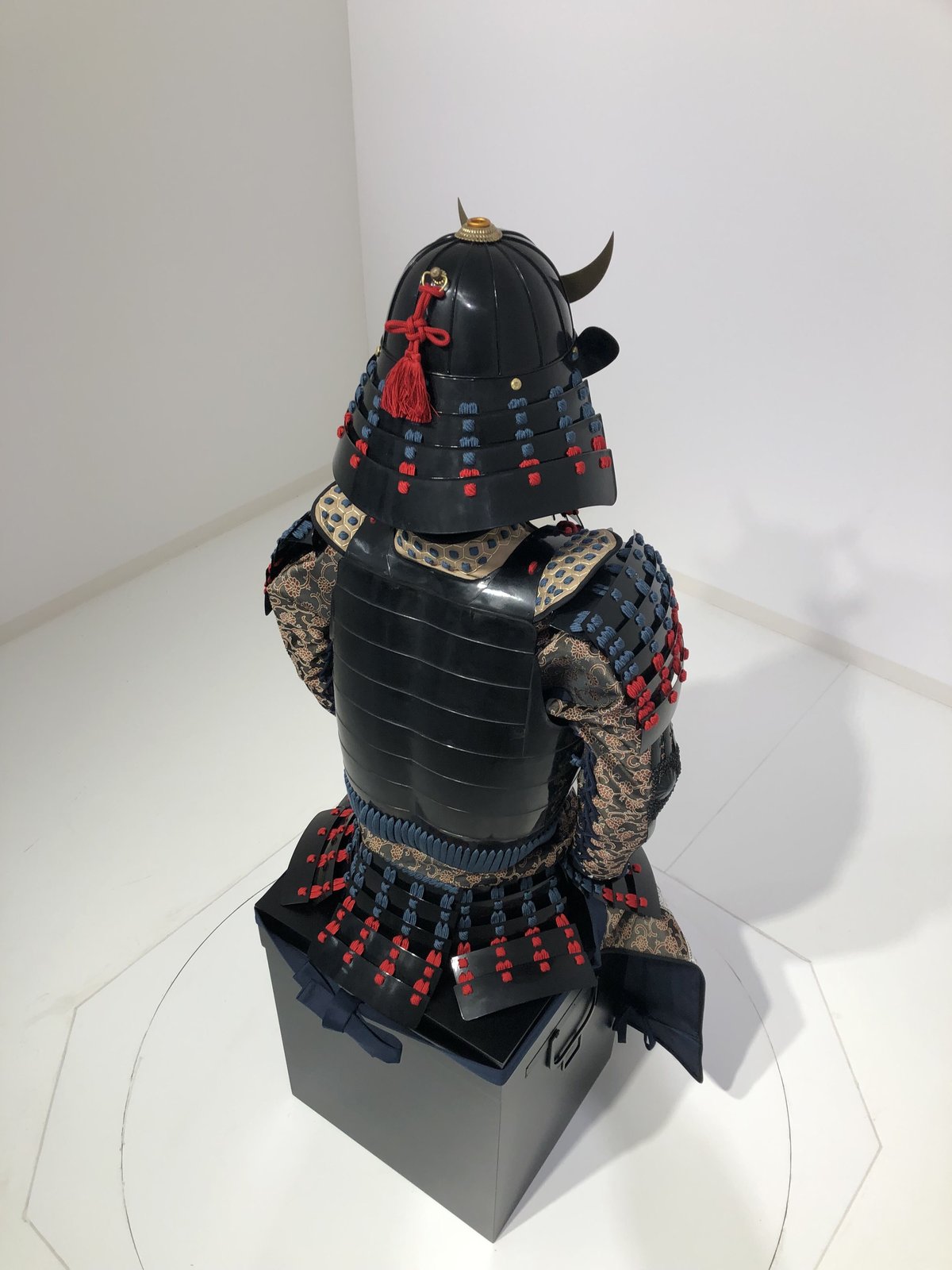 O-055】紺赤糸威胸取黒桶側二枚胴具足・十二間兜(手時代塗 O-055】紺赤糸威胸取黒桶側二枚胴具足・十二間兜(手時代塗