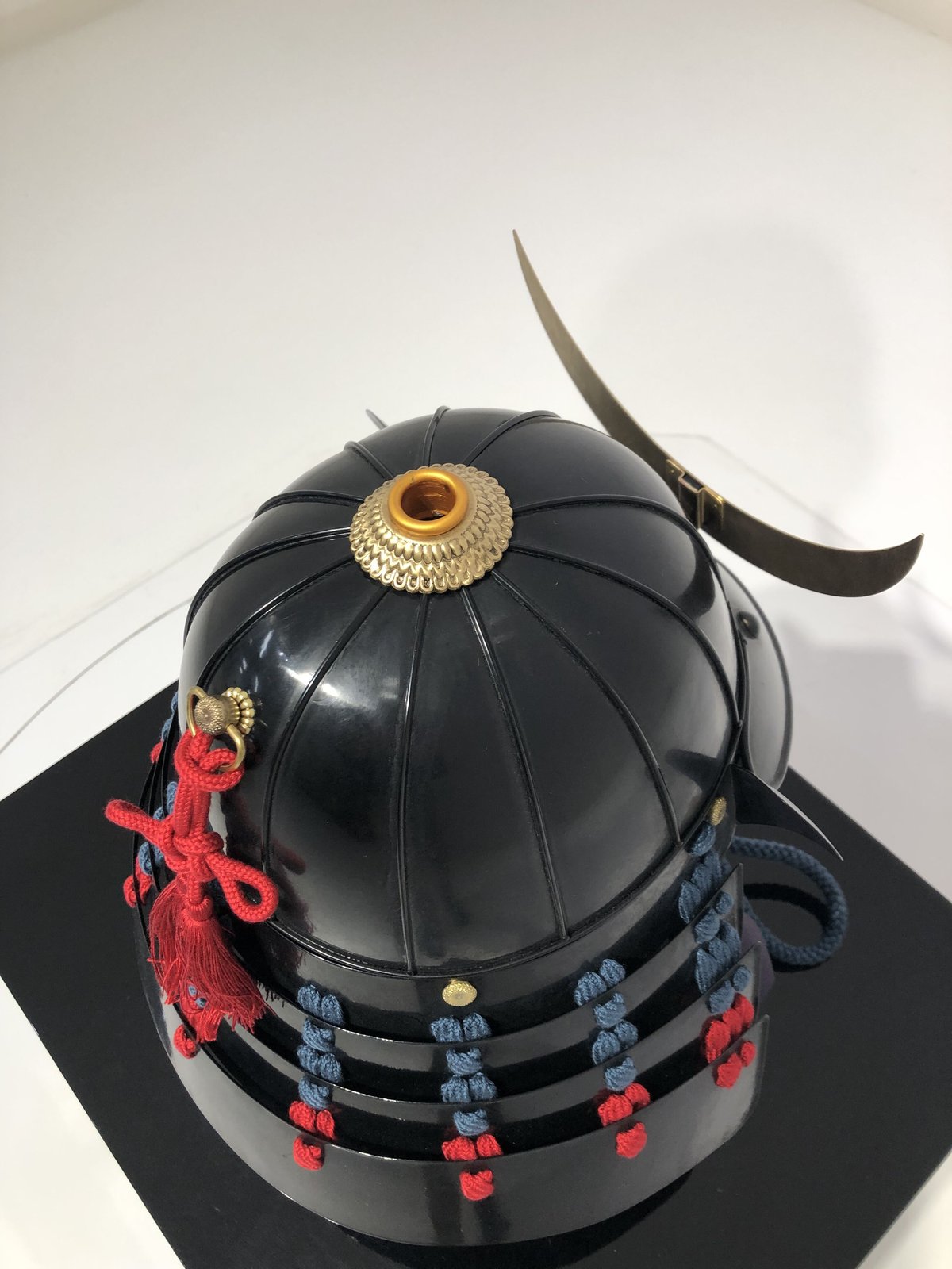O-055-K】紺赤糸威胸取黒桶側二枚胴具足(十二間)(兜のみ O-055-K】紺赤糸威胸取黒桶側二枚胴具足(十二間)(兜のみ