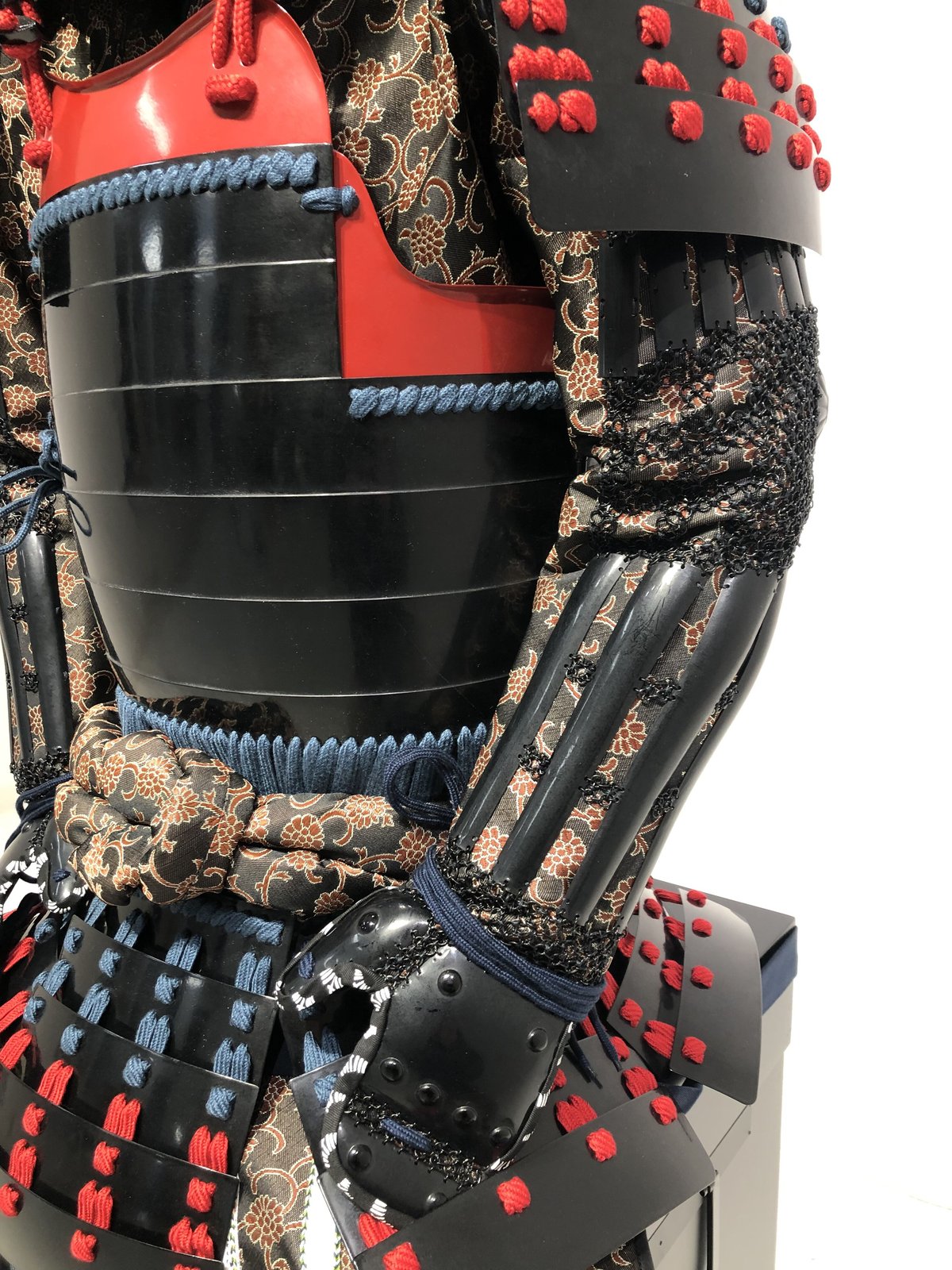 O-055】紺赤糸威胸取黒桶側二枚胴具足・十二間兜(手時代塗 O-055】紺赤糸威胸取黒桶側二枚胴具足・十二間兜(手時代塗