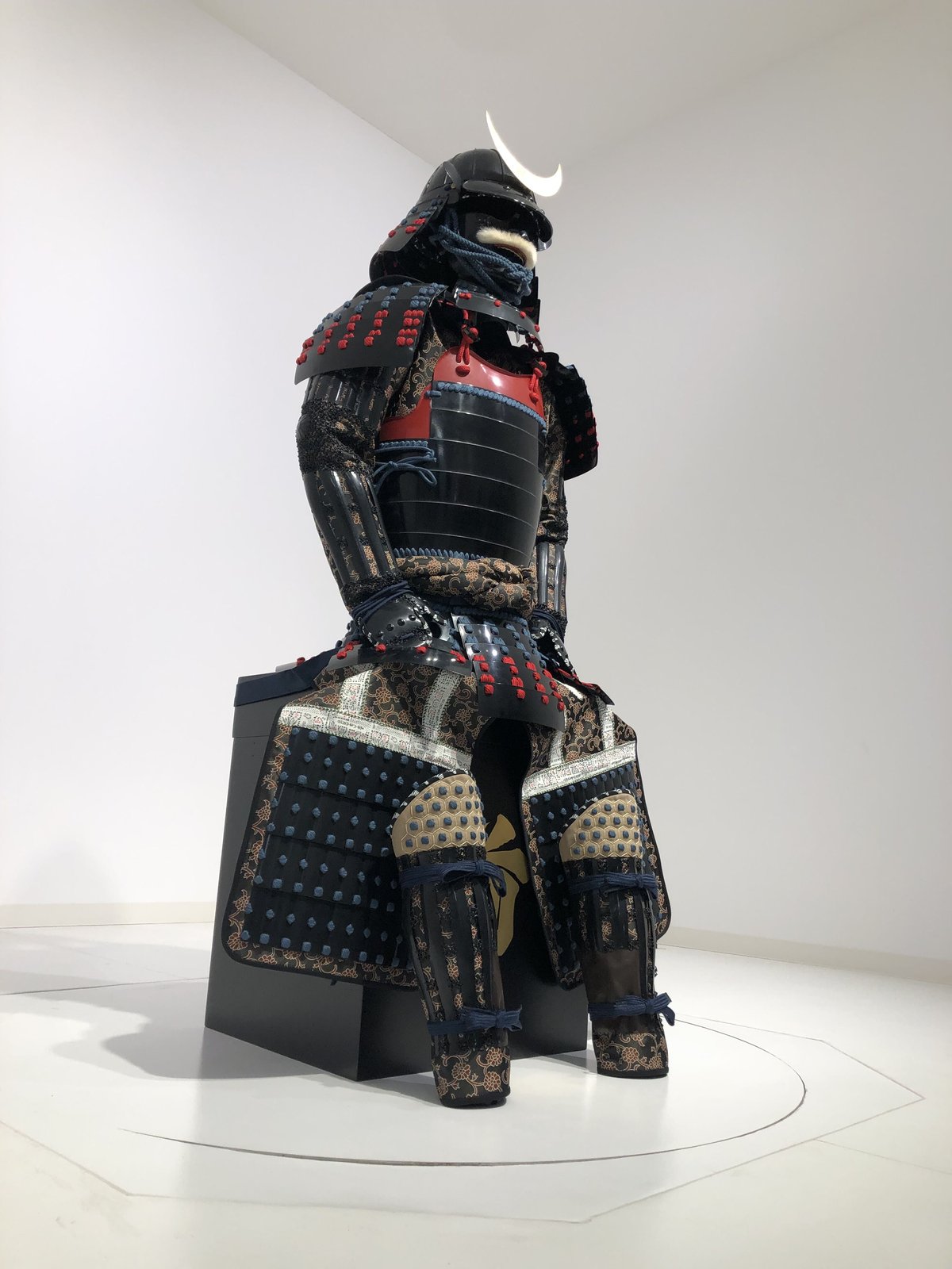 O-055】紺赤糸威胸取黒桶側二枚胴具足・十二間兜(手時代塗 O-055】紺赤糸威胸取黒桶側二枚胴具足・十二間兜(手時代塗