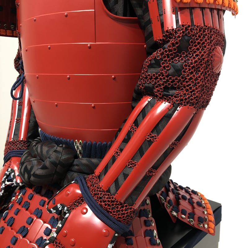 『光忍』丸武産業製【鎧•甲冑】違い鷹の羽紋 黒色赤糸威当世具足【鎧立て•櫃付】 戦国武将の甲冑購入｜甲冑工房丸武【公式】