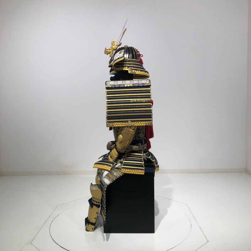 甲冑工房丸武製　紺糸威黒桶側二枚胴具足(家紋入) 等身大 鎧兜甲冑等身大】紺糸威 黒桶側 二枚胴具足 鍬形付 | 甲冑工房 武寿