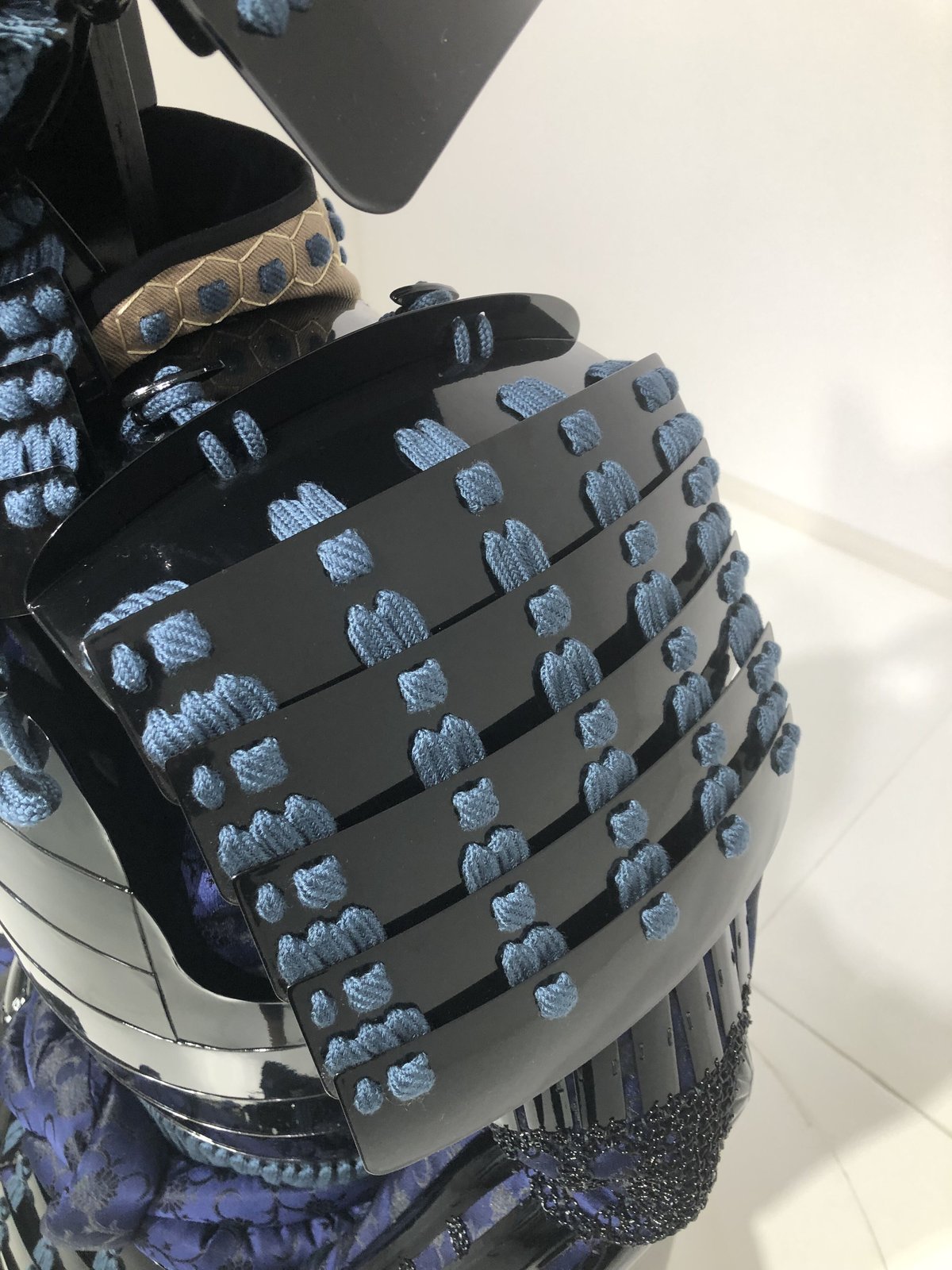 O-058】○紺糸威黒桶側二枚胴具足(鍬形) | 甲冑工房丸武 O-058】○紺糸威黒桶側二枚胴具足(鍬形) | 甲冑工房丸武