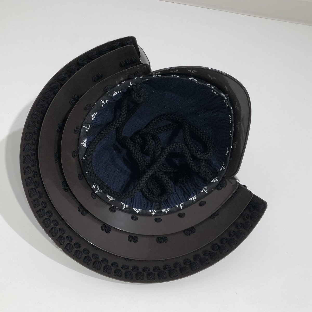 O-069-K】○黒糸威胸取鎬二枚胴具足(兜のみ) | 甲冑工房丸武 O-069-K】○黒糸威胸取鎬二枚胴具足(兜のみ) | 甲冑工房丸武